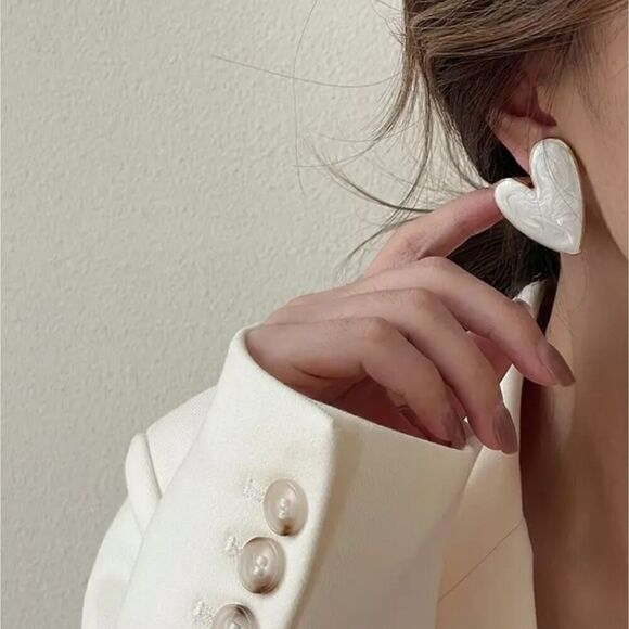 White Heart-shaped Stud Enamel Earrings - Picture 2 of 6
